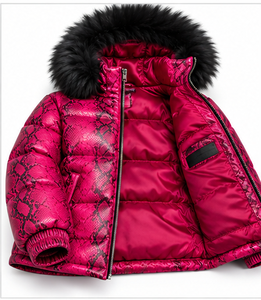 Chaqueta Acolchada de Cuero Auténtico Tejido con Estampado de Serpiente Rosa, Acabado Personalizado, con Capucha de Piel, Cierre de Cremallera y Forro de Satén para Invierno - Product Image 2