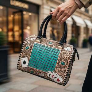 Bolsa de Viaje Deportiva de Lujo para Mujer, de Cuero Genuino 100%, con Diseño Floral Tallado a Mano y Patrón a Cuadros - Product Image 4