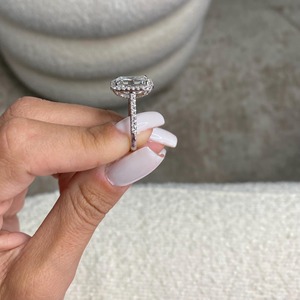 Bague de fiançailles en or blanc 18 carats avec diamant de laboratoire taille émeraude 4,50 carats D-VVS2 _ Monture halo et pierres latérales _ - Product Image 3