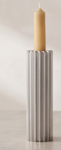 Candelabro de Aluminio Acanalado de Lujo, Forma Cilíndrica, Acabado Plateado, Soporte para Velas, Diseño Interior Minimalista - Product Image 4