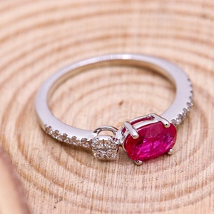 Bague en or blanc massif 18 carats avec rubis naturels ovales et diamants en grappe pavée, style East West, pour femme, bijoux fins, Memoria Jewels - Product Image 1
