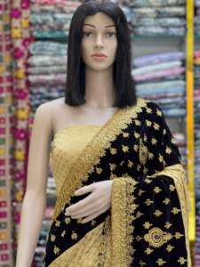 Sari élégant en velours pur avec un chemisier en soie Malai, orné de broderies lourdes, d'une bordure fantaisie pour les occasions spéciales - Product Image 3