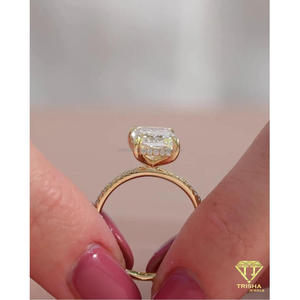 Bague de fiançailles élégante en diamant de laboratoire taille émeraude VVS, en argent sterling 925 finition or, bijoux de mariée minimalistes - Product Image 5