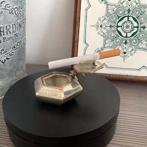 ที่เขี่ยบุหรี่พกพาแบบวินเทจ, ที่เขี่ยบุหรี่โลหะสีเงินรูปหกเหลี่ยมแบบพกพา - Product Image 6