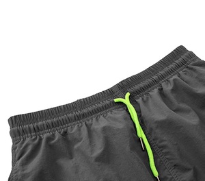 Shorts de sport respirants pour hommes avec logo frontal, style décontracté, pour la gym et la distribution en gros - Product Image 2