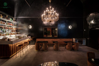 Comptoir mural arqué de luxe sur mesure avec éclairage LED et présentoir à vin rétroéclairé pour l'intérieur des boîtes de nuit et salons commerciaux