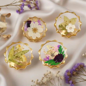 Bouton de tiroir en résine avec fleurs séchées, bouton de meuble en dentelle à bord doré, bouton unique décoratif pour armoire, bouton de placard à fleurs - Product Image 1