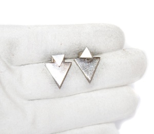 Vente en gros de boucles d'oreilles à clous géométriques en argent sterling 925, double triangle brossé, Memoria Jewels - Product Image 1