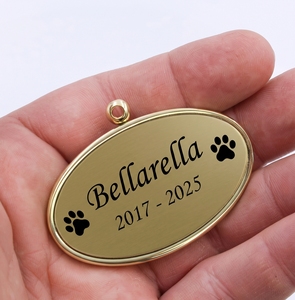 Plaque commémorative ovale suspendue en métal doré poli pour urne funéraire, avec ruban d'identification personnalisé gravé pour animaux de compagnie (chien, chat) - Cercueil miniature - Product Image 3