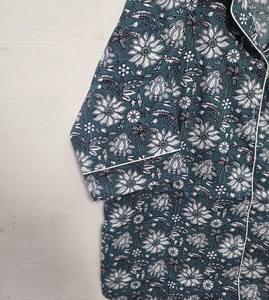 Conjunto de Pijama de Algodón Premium Tejido a Mano con Estampado Floral, Elegante Ropa de Dormir de Verano, Camisa de Manga Corta con Botones y Pantalones Cortos Cómodos - Product Image 4