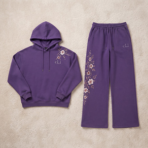 Ensemble de survêtement deux pièces personnalisé pour femme avec haut à capuche à cordon de serrage, détails floraux DTG, pantalon coupe ample, survêtement décontracté – Fabricant - Product Image 2