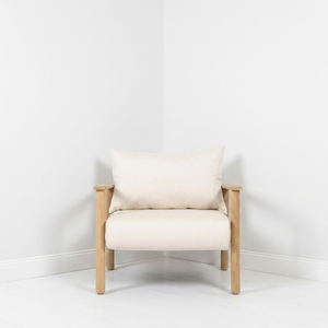 Fauteuil de club contemporain en teck pour patio, canapé de loisirs pour villa avec sièges rembourrés blanc cassé et cadre en bois - Product Image 1