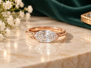 Anillo de compromiso solitario minimalista de moissanita de 1.5 CT con corte marquesa de orientación este-oeste en plata de ley con certificado IGI en venta - Product Image 3