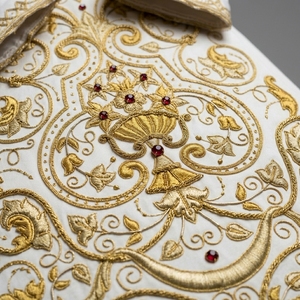 Vestimenta Religiosa Personalizada al por Mayor, Vestido de Satén Blanco con Bordado Dorado de la Virgen, Capa Bordada para Iglesia - Product Image 4