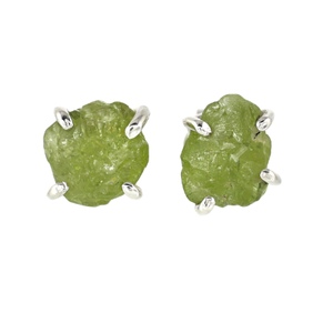 Boucles d'oreilles clous en argent 925 avec péridot naturel, sertissage griffe, style minimaliste, pour usage quotidien, bijoux pour femme - Product Image 2