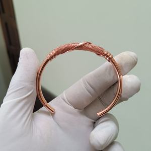 Bracelet jonc ouvert en cuivre tressé traditionnel, réglable, fait main, léger, artisanat métallique, design fil torsadé, unisexe, Kada - Product Image 1