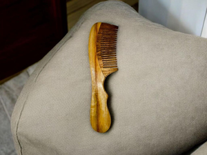 Peigne à cheveux en bois naturel à dents fines, fait à la main, pour démêler et coiffer, pour hommes, femmes, soins capillaires en salon - Product Image 1