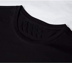 Haven Apparels Camiseta negra con estampado de pez Koi y diamantes de imitación para mujer, manga corta, cuello redondo, estilo informal, corte regular - Product Image 3