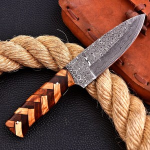 Couteau de chasse à lame fixe en acier Damas, manche en bois d'olivier, couteau de camping et d'extérieur OEM avec étui - Product Image 1