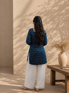 Kurti fait main à motifs imprimés |   Col carré |   Manches longues |   Bleu, pas bleu foncé |   Haut ethnique élégant |   Kurti court pour femmes - Product Image 2