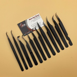 Pinzas Profesionales Personalizadas para Pestañas con Agarre de Diamante, Acero Inoxidable Negro Mate con Punta Negra Puntiaguda para Extensiones de Pestañas - Product Image 1