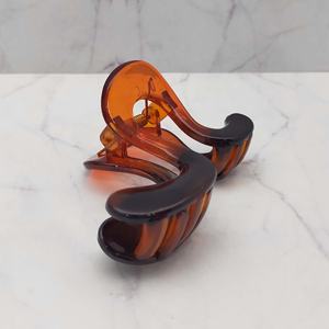 Pinza para el Cabello Ergonómica de Acrílico Color Ámbar, Diseño Curvo Informal, Agarre Extra Seguro, Estilo Perfecto para el Cabello Diario de la Mujer - Product Image 1
