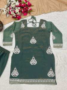 Elegante Conjunto de Kurti y Palazzo de Seda Fendi para Fiesta con Bordado de Lentejuelas Pesadas - Product Image 3