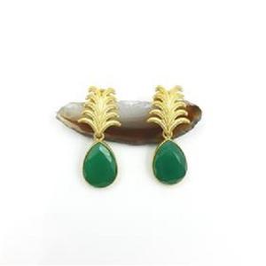 Boucles d'oreilles en argent plaqué or 18 carats avec pierre précieuse en onyx vert en forme de poire, vente en gros, boucles d'oreilles en onyx vert au design tendance - Product Image 1