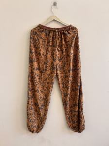 Pantalon Harem en Soie Indienne Style Bohème Alibaba – Confortable pour le Yoga et comme Pantalon de Pyjama - Product Image 3