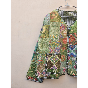 Veste courte en coton matelassée en patchwork de soie indienne faite à la main, confortable, durable et décontractée, style artisanal pour femmes - Product Image 2