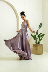 Vestido de Noche Elegante y Romántico para Mujer, con Cuello Halter, Escote en V Profundo, Abertura Lateral Alta, en Satén de Seda Suave - Product Image 3