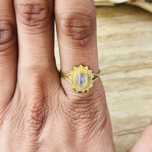 Bague Femme Tendance et Élégante en Laiton Plaqué Or, Motif Rayons de Soleil et Pierre de Lune, Style Vintage Bohème, Délicate et Imposante, Thème Céleste, Vente en Gros - Product Image 6