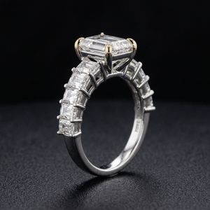 Anillo de Lujo para Mujer en Oro de 10k, 14k y 18k con Diamante Cultivado en Laboratorio de Corte Esmeralda y Diamante de Corte Radiante en Oro Amarillo de Dos Tonos - Product Image 2