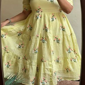 VASTRA COTTAGE Kurti de Algodón Chanderi para Mujer, Bordado Floral Tradicional, para Fiesta o Boda, con Cuello Único y Patrón de Mangas Elegante - Product Image 3