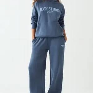 Ensemble survêtement streetwear personnalisé de haute qualité, 100 % coton, coupe oversize, avec pantalon de jogging et sweat à capuche unisexe, idéal pour la personnalisation. - Product Image 5