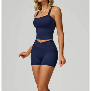 Ensemble de sport cinq pièces pour femme, uni et recyclable, pour la gym, le yoga et l'entraînement, comprenant un crop top, une brassière de sport et un short legging évasé taille mi-haute - Product Image 3