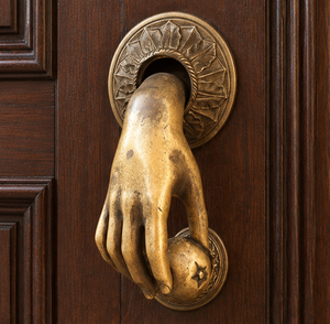 Sonnette de porte Fortune Hand en finition dorée patinée avec orbe orné d'étoiles et plaque arrière circulaire décorative, quincaillerie décorative - Product Image 5