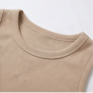 Conjunto de 2 piezas para mujer, top corto sin mangas acanalado y pantalones cortos por encima de la rodilla, color sólido, informal, para primavera y verano - Product Image 4