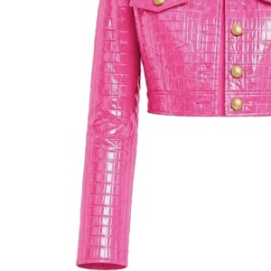 Chaqueta de Mujer Estilo Invernal, de Cuero con Grabado de Cocodrilo Rosa, Cuello Camisero y Botones Dorados, Largo Regular - Product Image 2