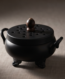 Encensoir en fer noir mat, forme chaudron, avec deux poignées, couvercle perforé et bouton en bois, idéal comme cadeau - Product Image 4
