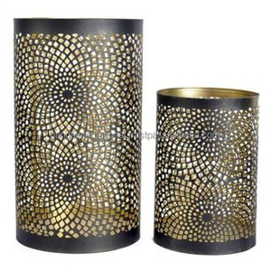 Ensemble de bougeoirs votifs ronds décoratifs pour la maison en fer de 2 pièces avec revêtement intérieur en poudre noire dorée et extérieure finie - Product Image 2