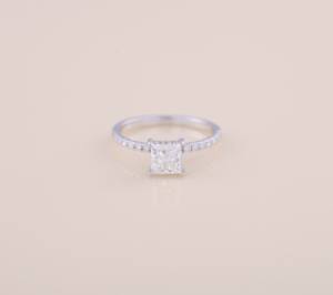 แหวนหมั้นเพชรทรงปรินเซสคัท 1.35 กะรัต เพชรเลี้ยงในห้องปฏิบัติการ พร้อมวงแหวนแบบ Pave ทรงกลม ทองคำขาว 18K สีขาว เหลือง และสีโรสโกลด์ - Product Image 1