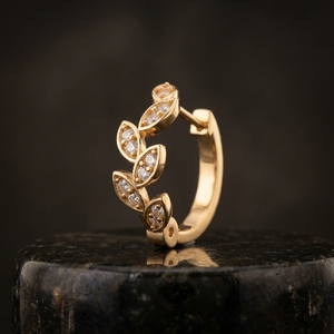 Pendientes de Aro con Hoja de Rama de Olivo y Diamantes Cultivados en Laboratorio, Estilo Botánico Elegante, Oro Amarillo de 10k, Chapado en Oro, RAAMAA - Product Image 1