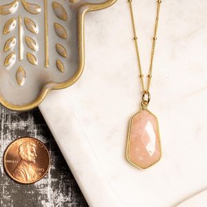 Pendentif en opale rose véritable, forme hexagonale, chaîne satellite en or 14 carats, bijoux - Product Image 1