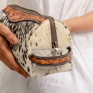 Bolsa de Aseo Colgante de Cuero Genuino con Diseño Floral Hecho a Mano para Mujer, Organizador de Maquillaje de Cuero Vacuno Estilo Western - Product Image 3