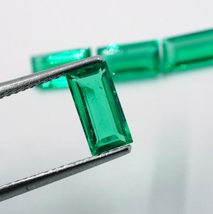 Piedra Preciosa de Esmeralda Cultivada en Laboratorio, 3.80 Quilates, Corte Cojín Verde (8X4mm), HAYAAT GEMS, para Joyería - Product Image 2
