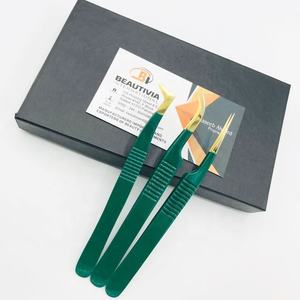 Pinzas de extensión de pestañas de acero inoxidable de grado quirúrgico con recubrimiento de polvo verde oscuro con punta puntiaguda y 45 grados para pestañas - Product Image 1