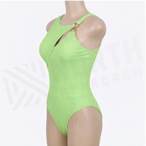 Traje de baño de una pieza verde lima para mujer, con cuello halter cruzado, diseño asimétrico con aberturas, cintura alta y tejido de punto. - Product Image 3