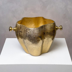 Seau à glace texturé en or cannelé pour champagne, avec un bord ondulé organique et des poignées classiques élégantes pour l'accueil des invités - Product Image 1
