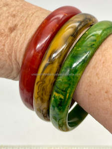 Brazaletes de resina con curvas inclinadas verdes de loro hechos a mano con estilo, accesorios de diseñador únicos elegantes para mujer - Product Image 4